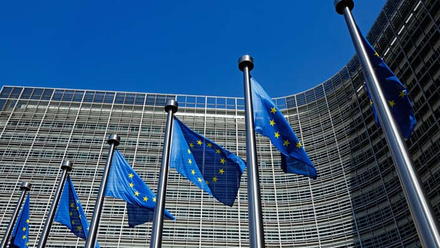 European-Commission-EU-flags-Brussels-c-shutterstock_2317670959.jpg